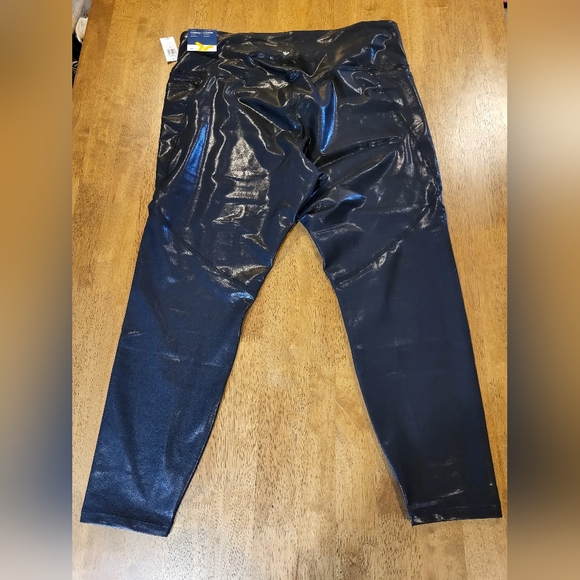 High Rise 2X Old Navy leggings, faux leather - Picture 5 of 5